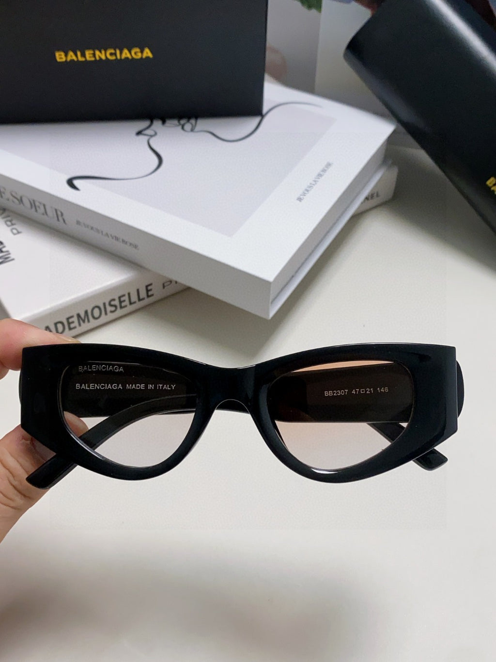 Balenciaga Polarized Cat-Eye Gray Lens Sunglasses for Men & Women - detail image 3