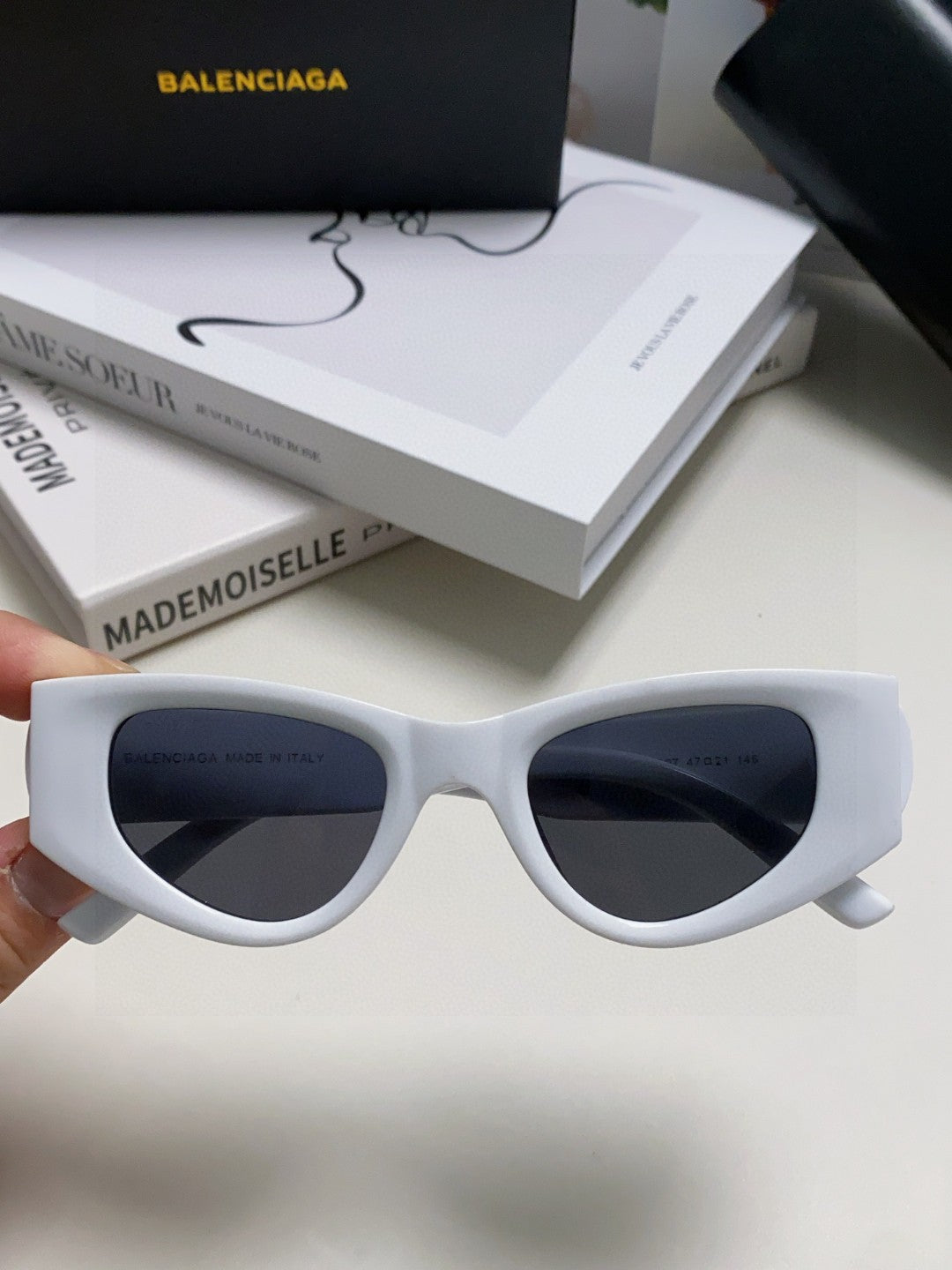Balenciaga Polarized Cat-Eye Silver Lens Sunglasses for Men & Women - detail image 3