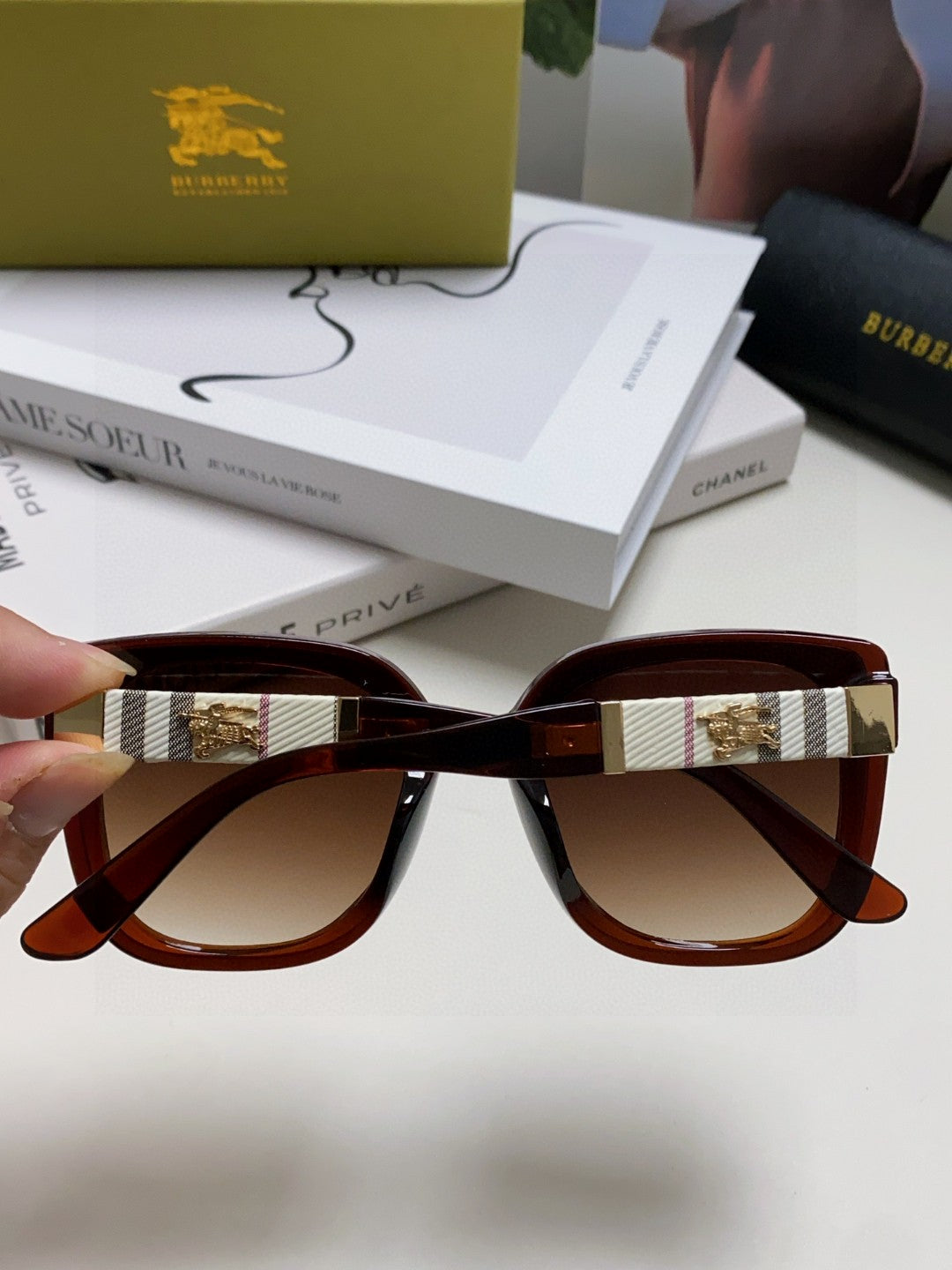 Burberry Oversized Black Lens Sunglasses for Men & Women - 487465 - detail image 4