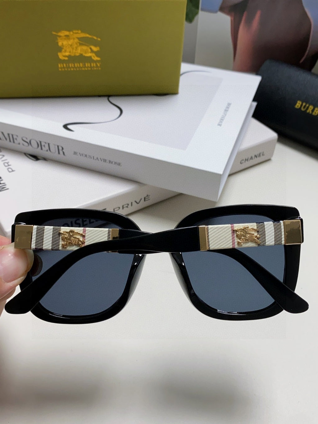 Burberry Oversized Black Lens Sunglasses for Men & Women - detail image 4