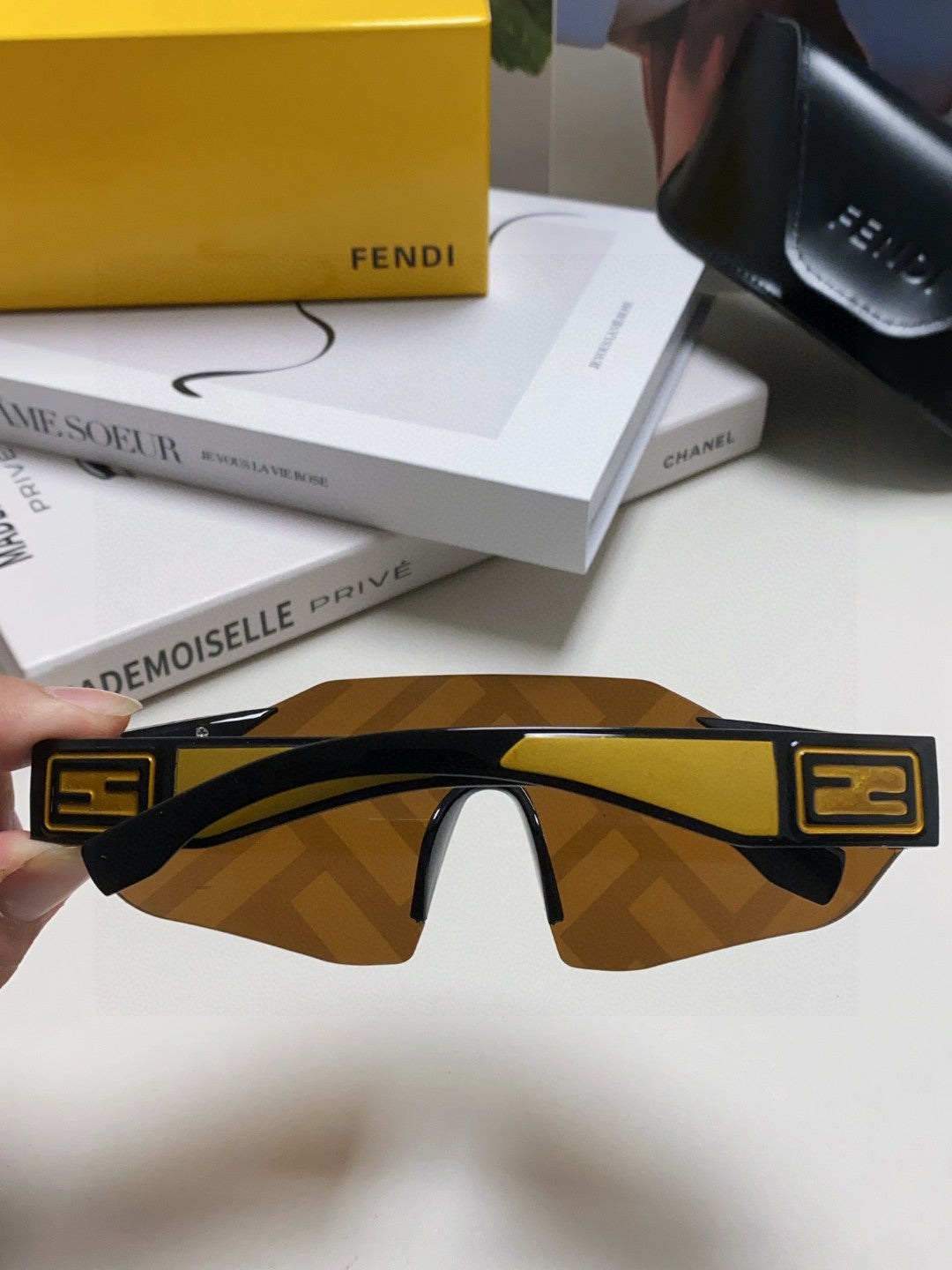 Fendi Oversized Brown Lens Sunglasses for Men & Women - detail image 3