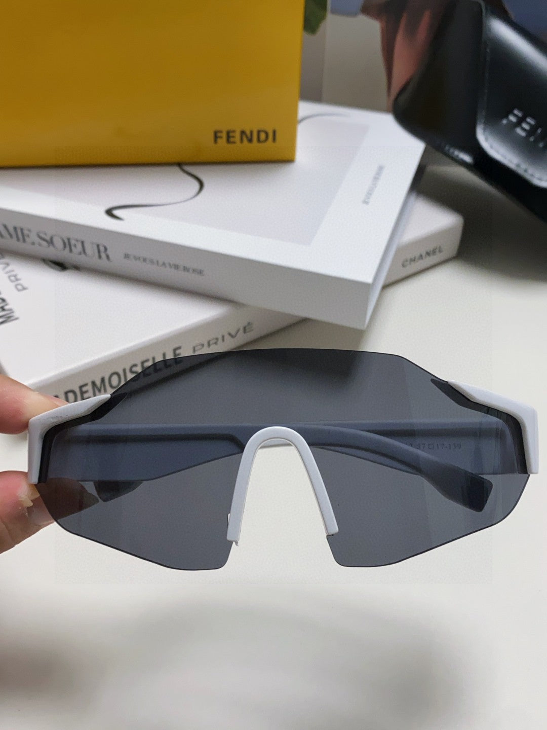 Fendi Oversized Gray Lens Sunglasses for Men & Women - 487770 - detail image 3