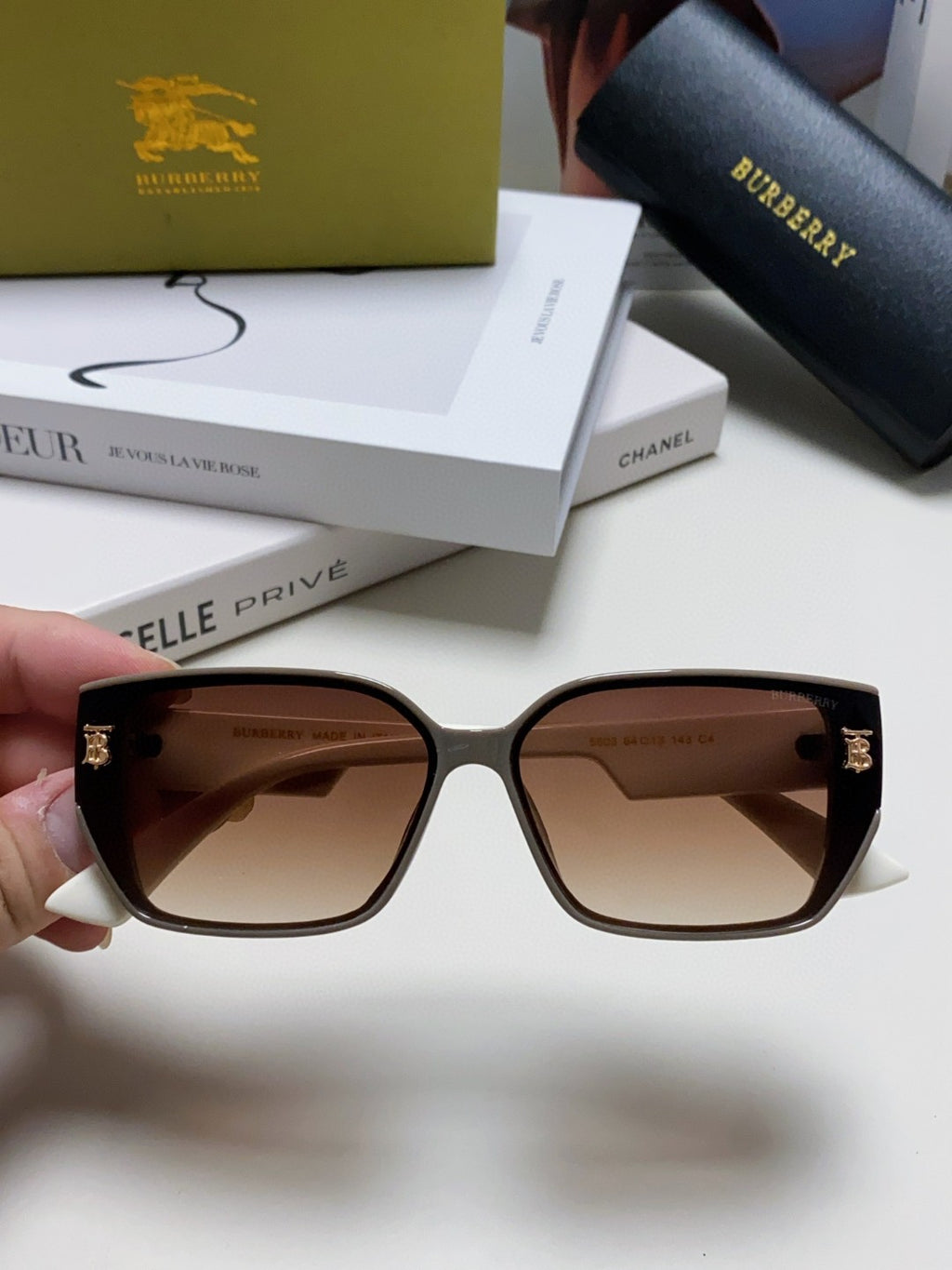 Burberry Fashion Red Lens Sunglasses for Men & Women - 449618 - detail image 3