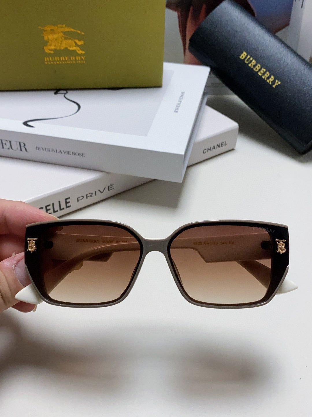 Burberry Fashion Red Lens Sunglasses for Men & Women - 449618 - detail image 3