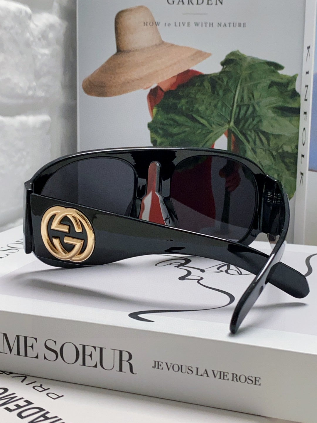 Gucci GG0152S Photochromic Metal Aviator Black Lens Sunglasses for Men & Women - detail image 2