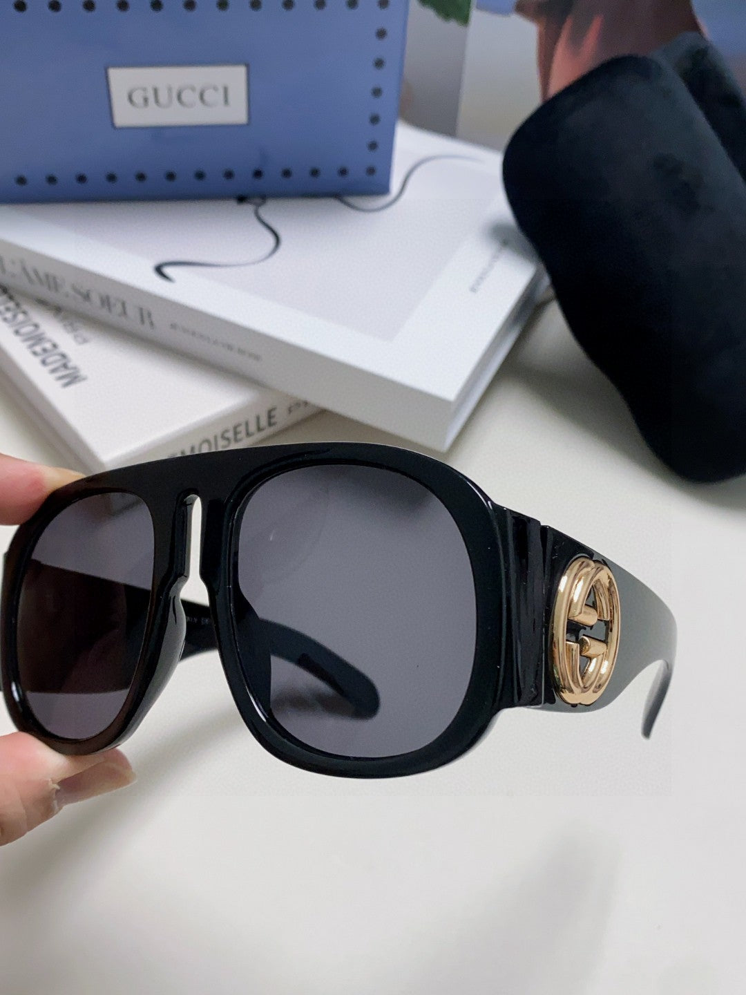 Gucci GG0152S Photochromic Metal Aviator Black Lens Sunglasses for Men & Women - detail image 5