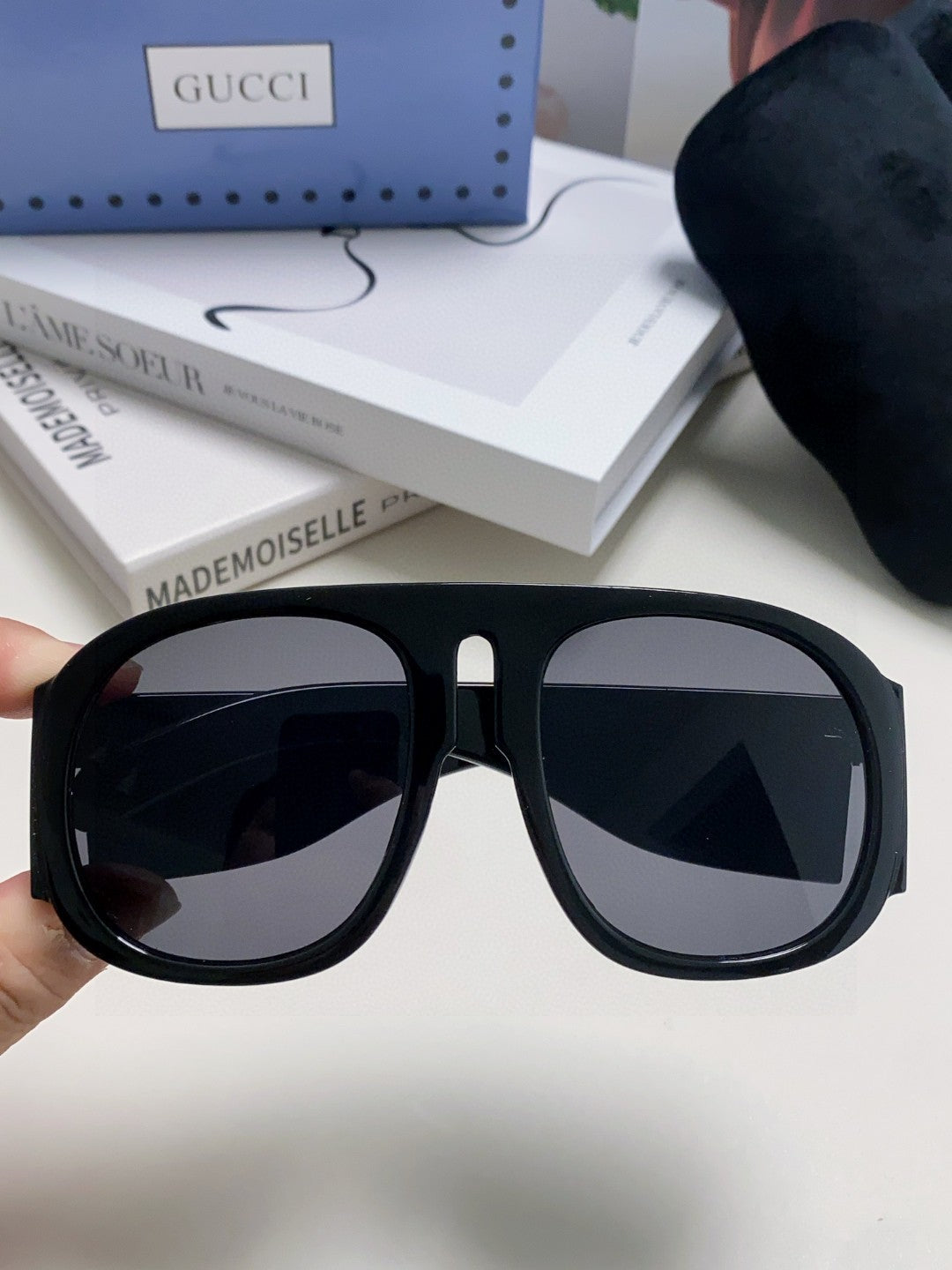 Gucci GG0152S Photochromic Metal Aviator Black Lens Sunglasses for Men & Women - detail image 3