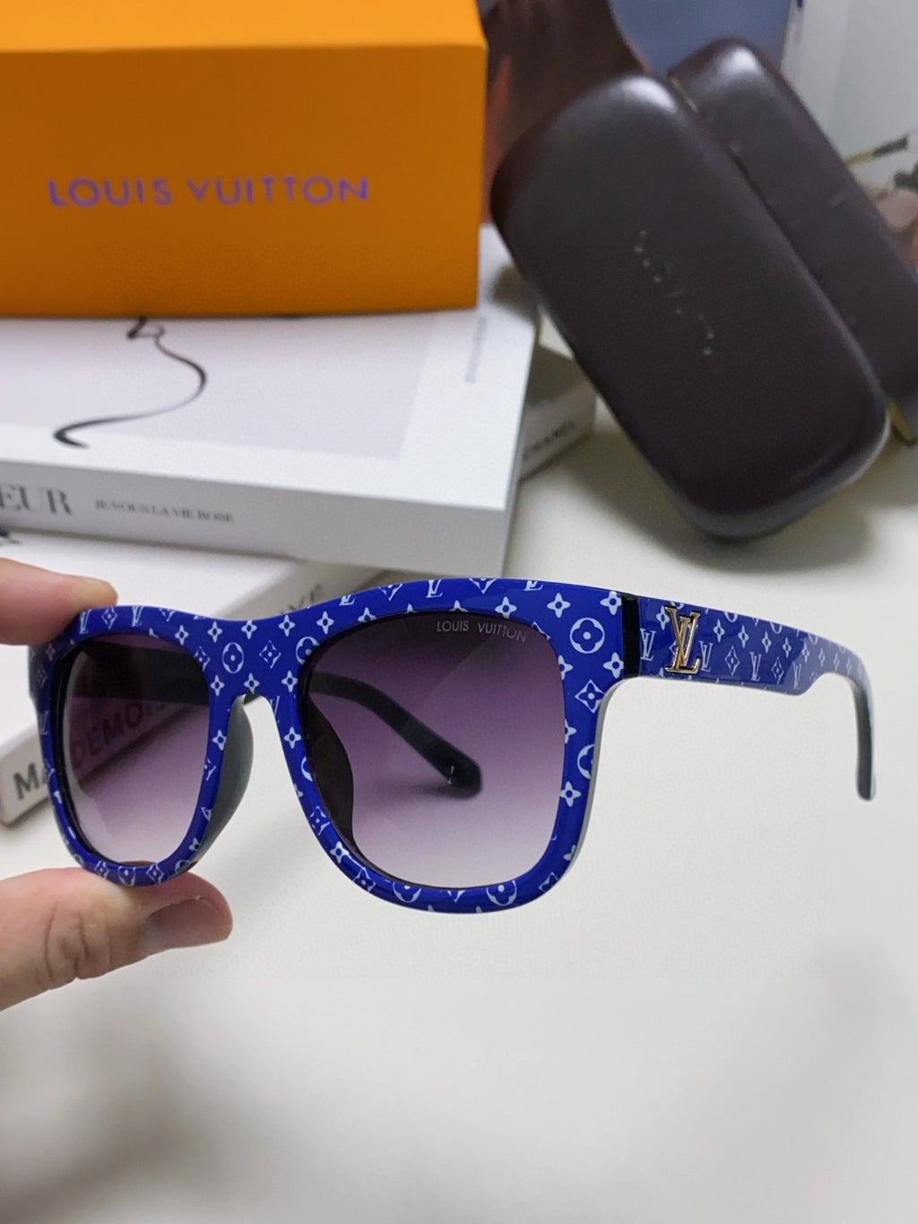 Louis Vuitton Oversized Blue Lens Sunglasses for Men & Women - 448654 - detail image 4