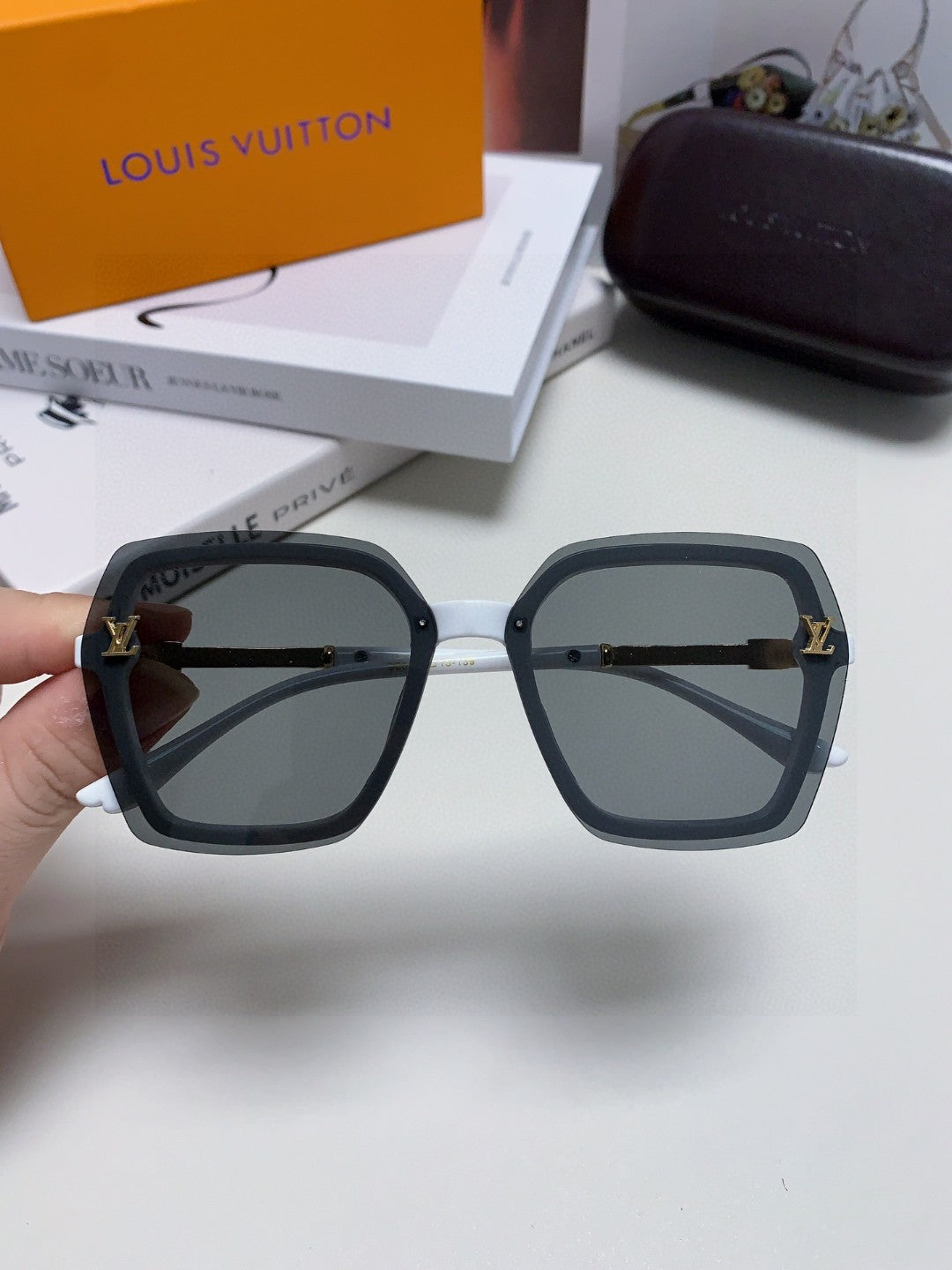Louis Vuitton Fashion Gray Lens Sunglasses for Men & Women - 448631 - detail image 2