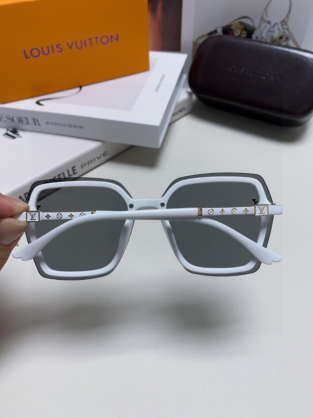 Louis Vuitton Fashion Gray Lens Sunglasses for Men & Women - 448631 - detail image 3