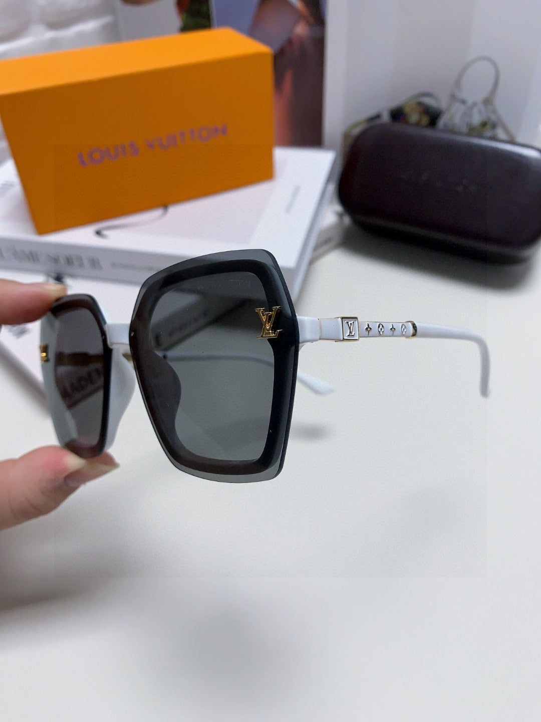 Louis Vuitton Fashion Gray Lens Sunglasses for Men & Women - 448631 - detail image 4
