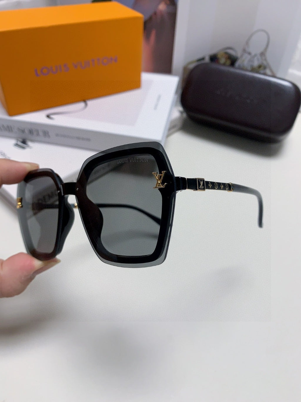 Louis Vuitton Fashion Black Lens Sunglasses for Men & Women - 448632 - detail image 2