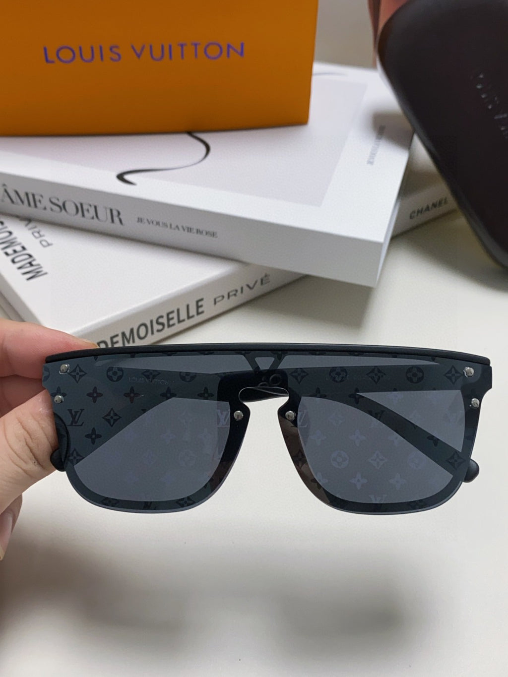 Louis Vuitton Lightweight Rimless Red Lens Sunglasses for Men & Women - 448635 - detail image 5