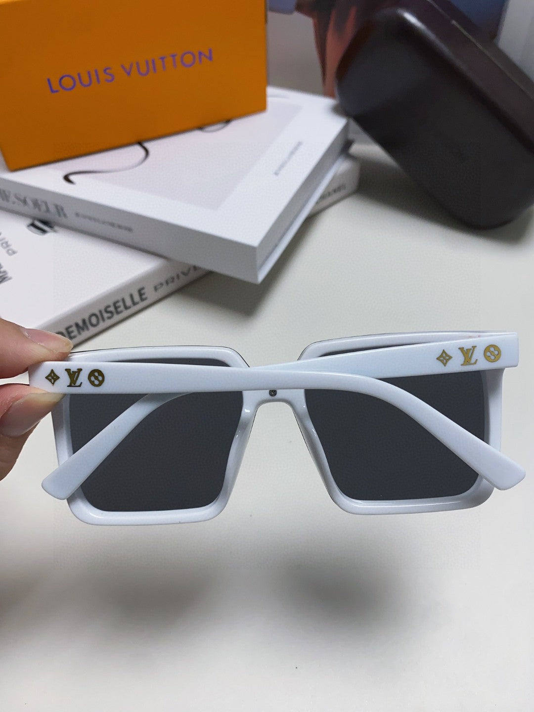 Louis Vuitton Fashion Black Lens Sunglasses for Men & Women - 448640 - detail image 4