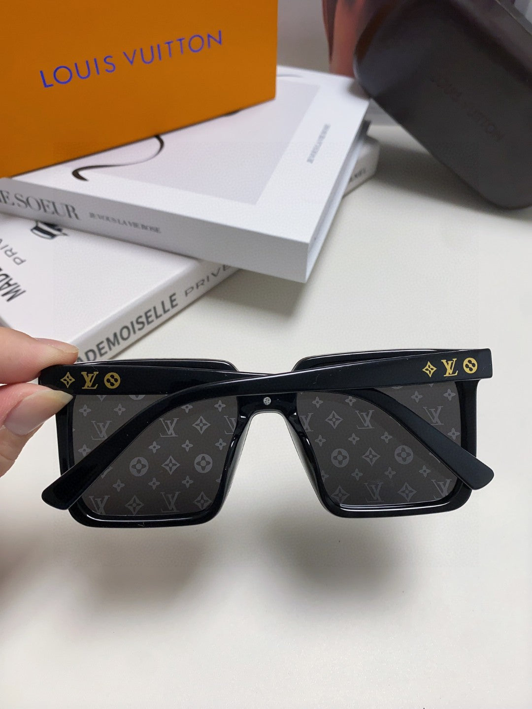 Louis Vuitton Fashion Silver Lens Sunglasses for Men & Women - 448637 - detail image 4