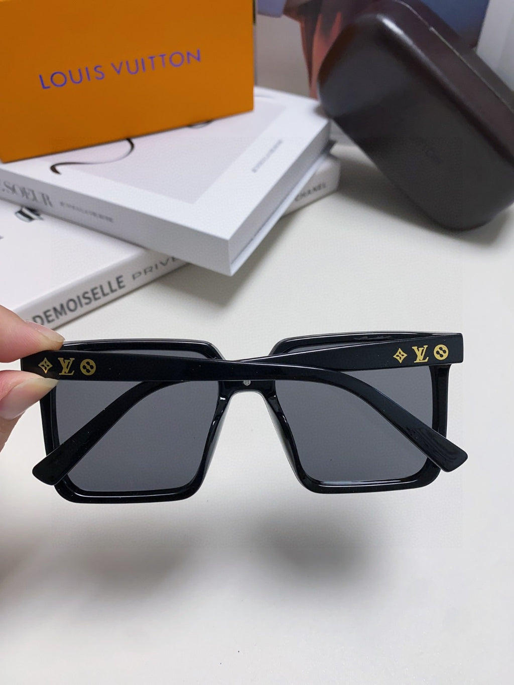 Louis Vuitton Fashion Gray Lens Sunglasses for Men & Women - 448641 - detail image 4