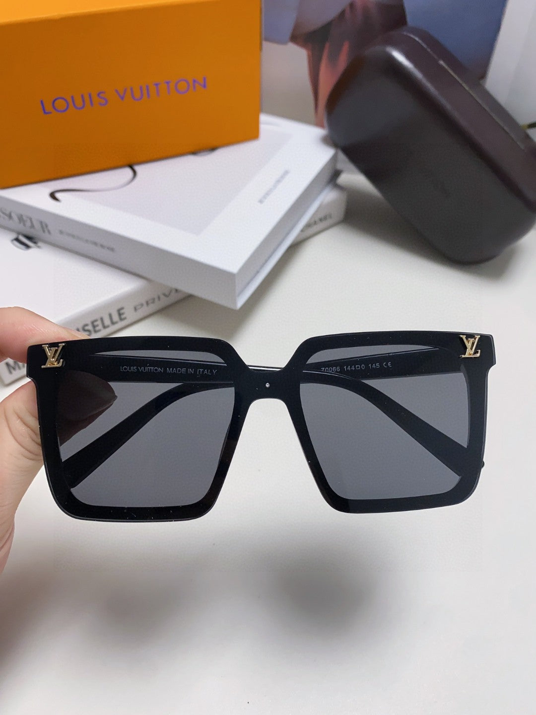 Louis Vuitton Fashion Gray Lens Sunglasses for Men & Women - 448641 - detail image 3