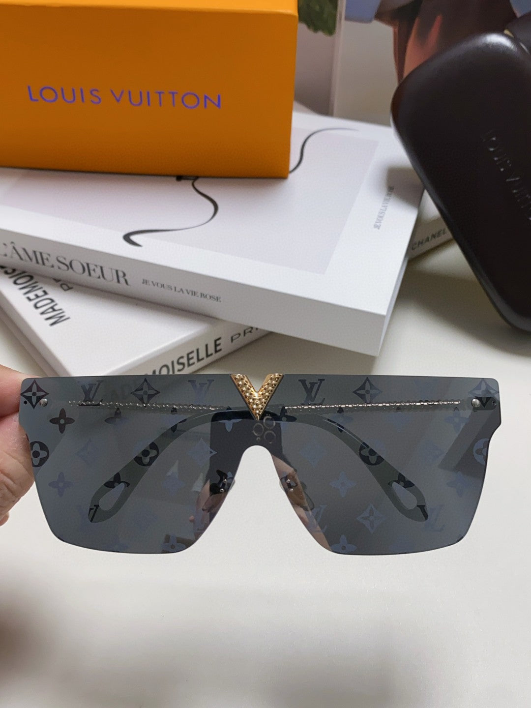 Louis Vuitton Fashion Gray Lens Sunglasses for Men & Women - 448642 - detail image 3