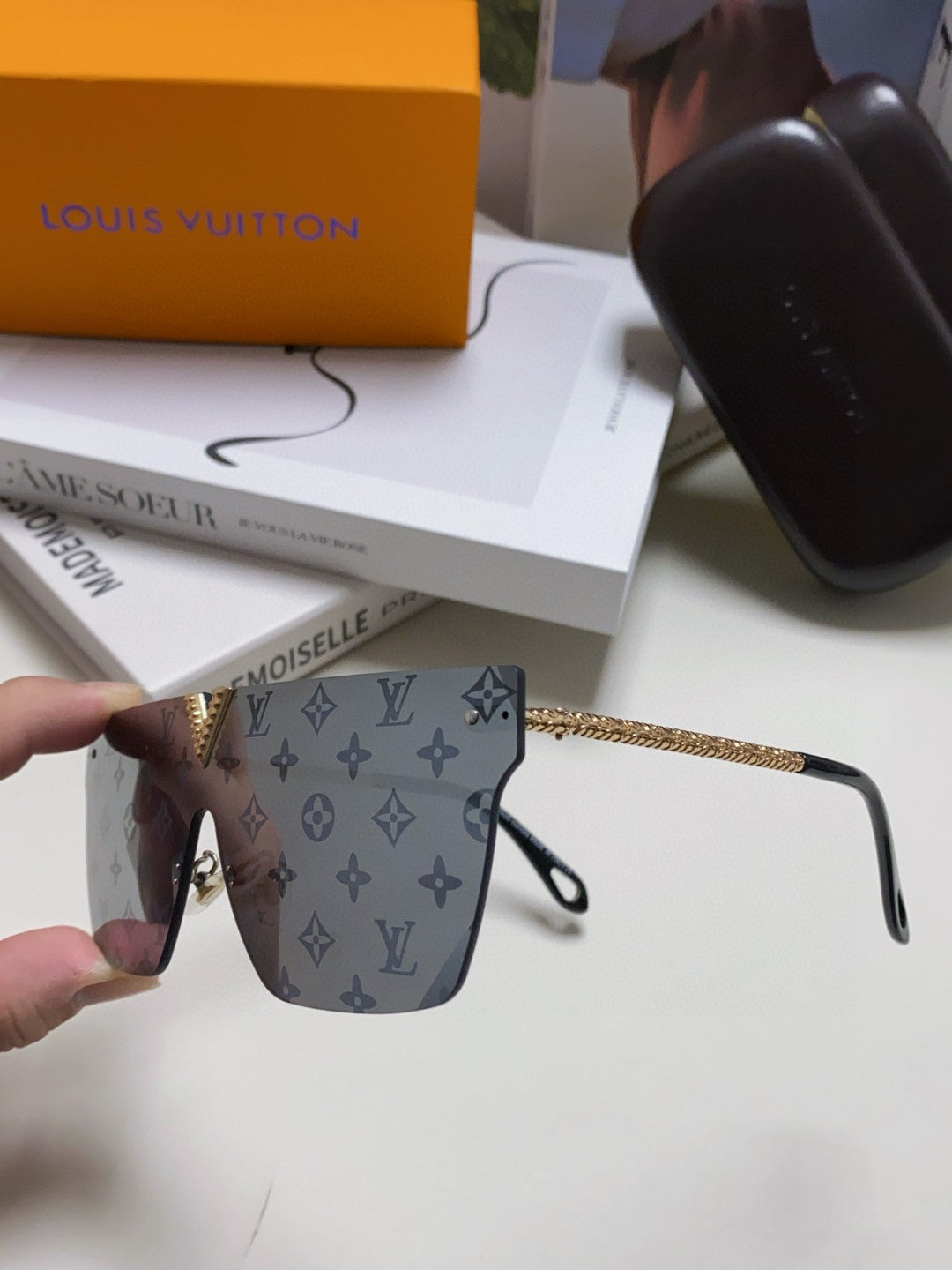 Louis Vuitton Fashion Gray Lens Sunglasses for Men & Women - 448642 - detail image 5
