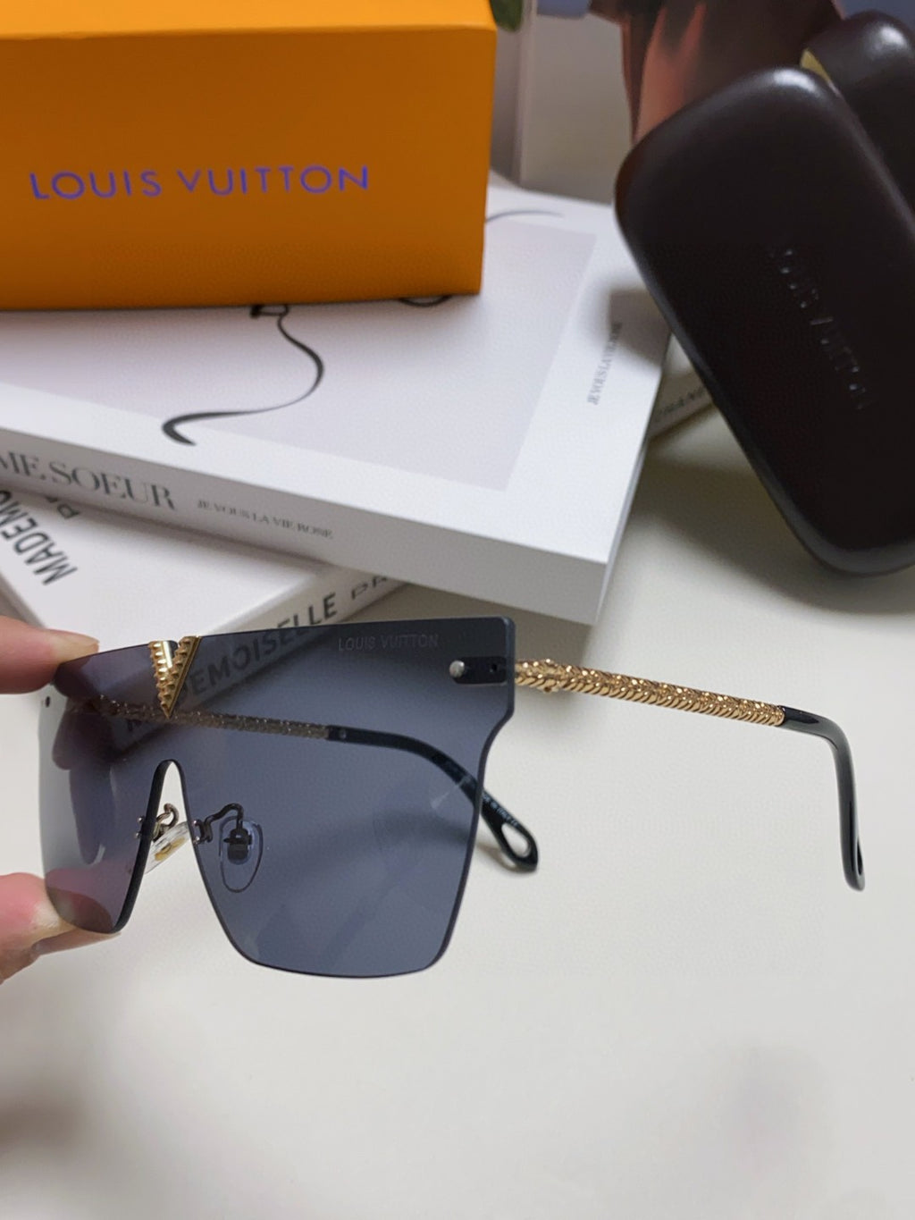 Louis Vuitton Fashion Blue Lens Sunglasses for Men & Women - 448643 - detail image 5