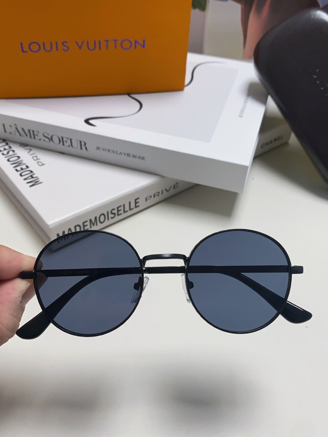 Louis Vuitton Metal Fashion Blue Lens Sunglasses for Men & Women - detail image 3