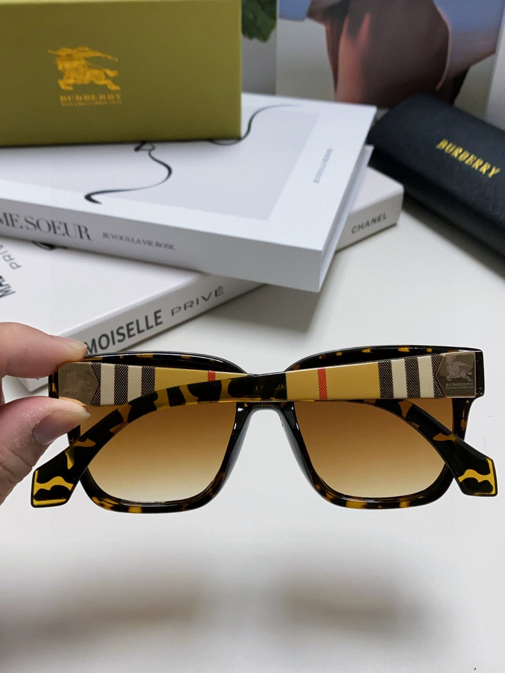 Burberry Polarized Fashion Brown Lens Sunglasses for Men & Women - detail image 4