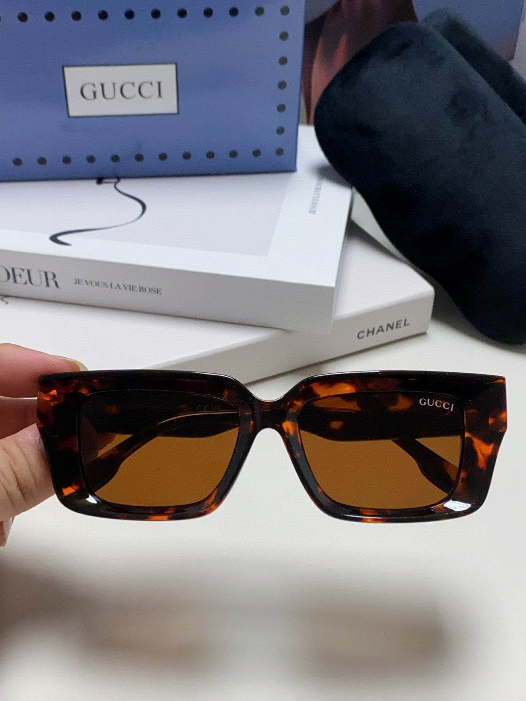 Gucci GG1529S Fashion Silver Lens Sunglasses for Men & Women - detail image 2