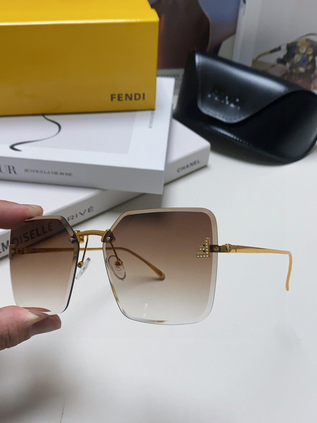 Fendi FE4082US Lightweight Metal Rimless Gold Lens Sunglasses for Men & Women - detail image 7