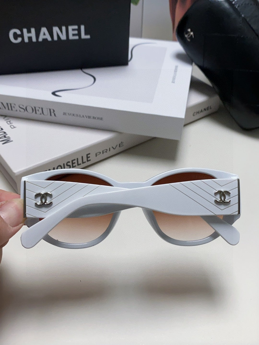 Chanel Polarized Cat-Eye Gray Lens Sunglasses for Women - 431504 - detail image 4
