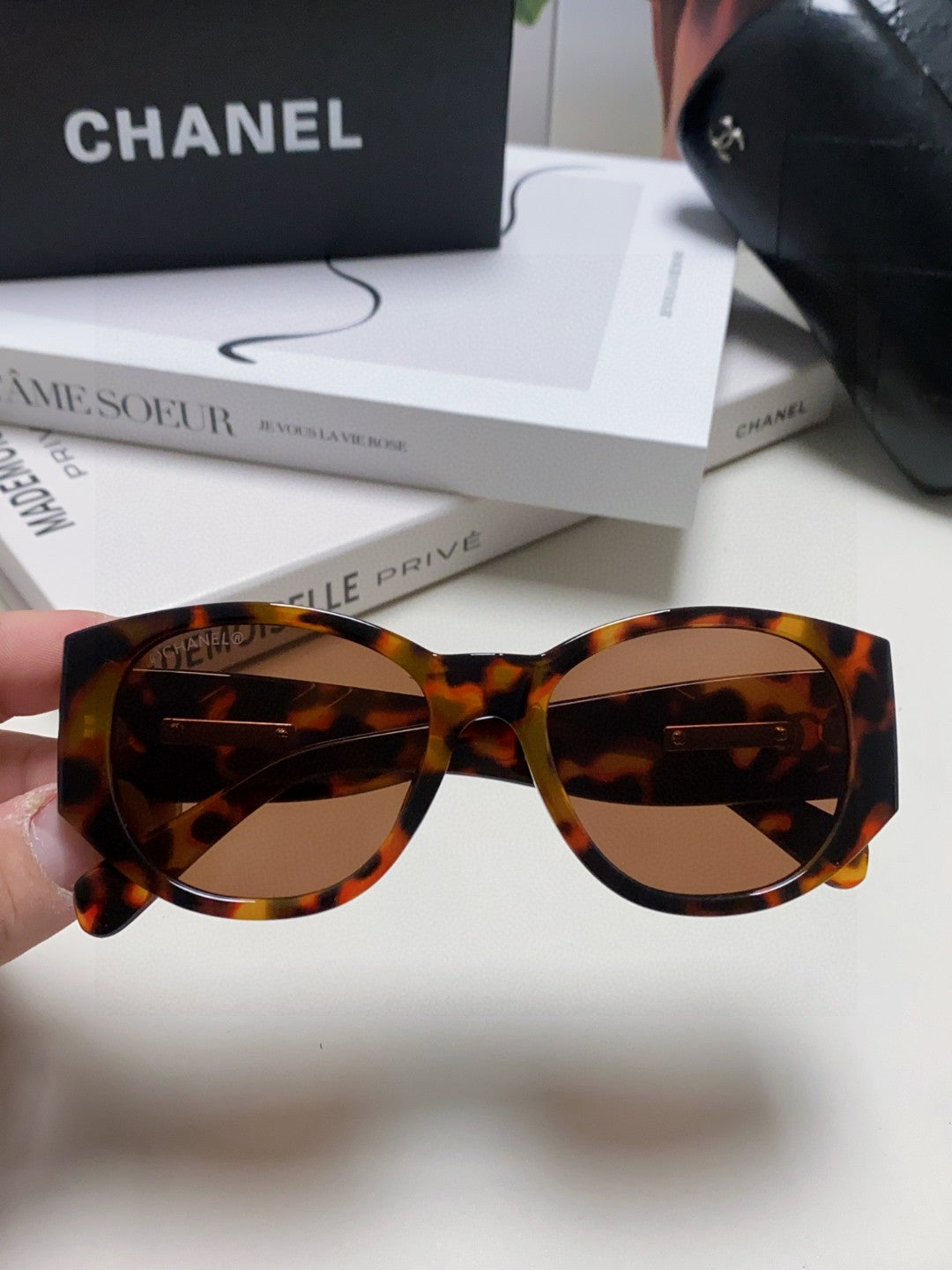 Chanel Polarized Cat-Eye Red Lens Sunglasses for Women - 431505 - detail image 3