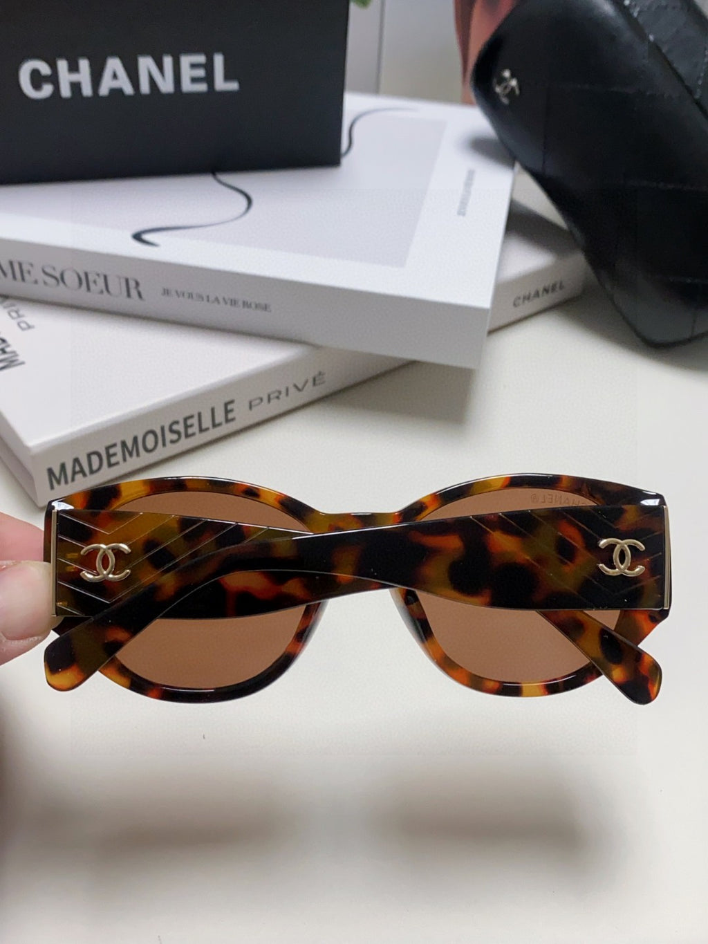 Chanel Polarized Cat-Eye Red Lens Sunglasses for Women - 431505 - detail image 4
