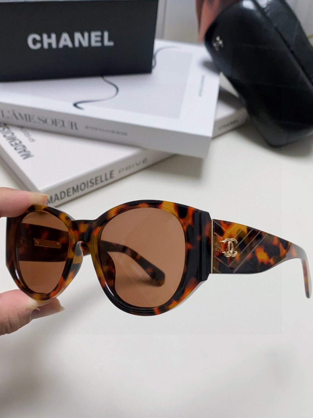 Chanel Polarized Cat-Eye Red Lens Sunglasses for Women - 431505 - detail image 5