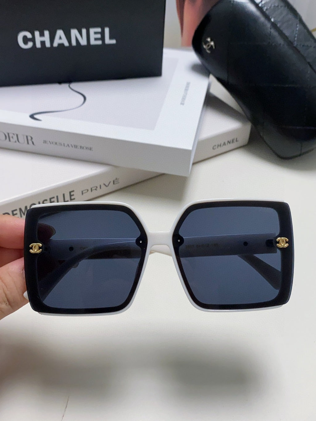 Chanel Polarized Fashion Black Lens Sunglasses for Men & Women - 431518 - detail image 2