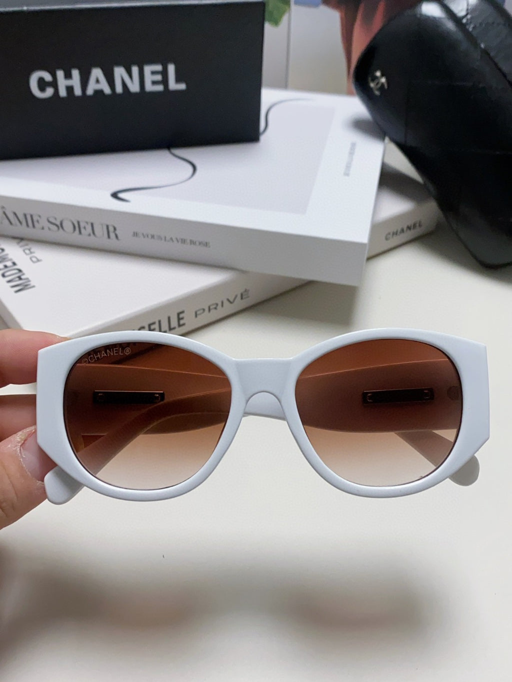 Chanel Polarized Cat-Eye Gray Lens Sunglasses for Women - detail image 3