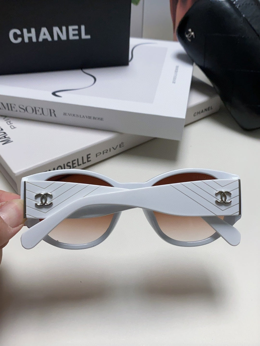 Chanel Polarized Cat-Eye Gray Lens Sunglasses for Women - detail image 4