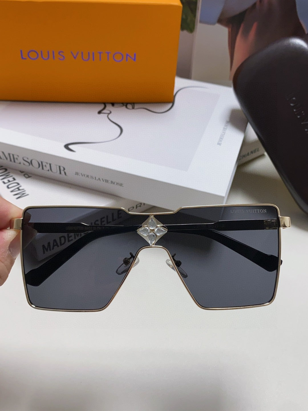 Louis Vuitton Z1700U Metal Fashion Black Lens Sunglasses for Men & Women - detail image 5