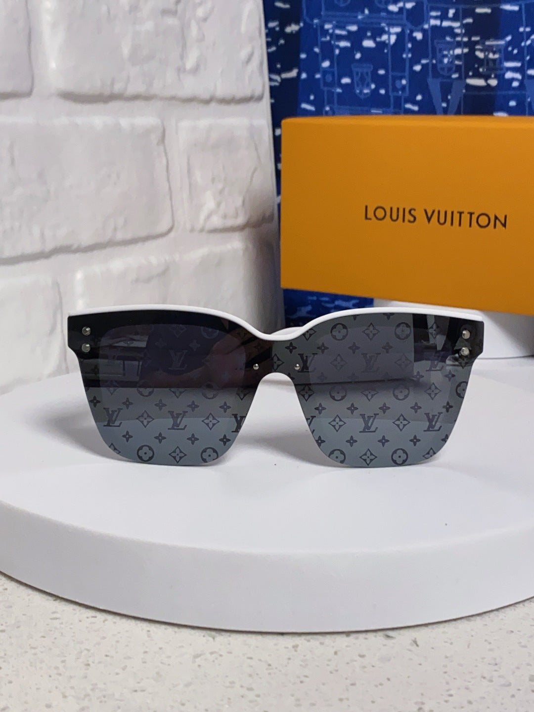 Louis Vuitton Square Gray Lens Sunglasses for Men & Women - 493058 - detail image 2