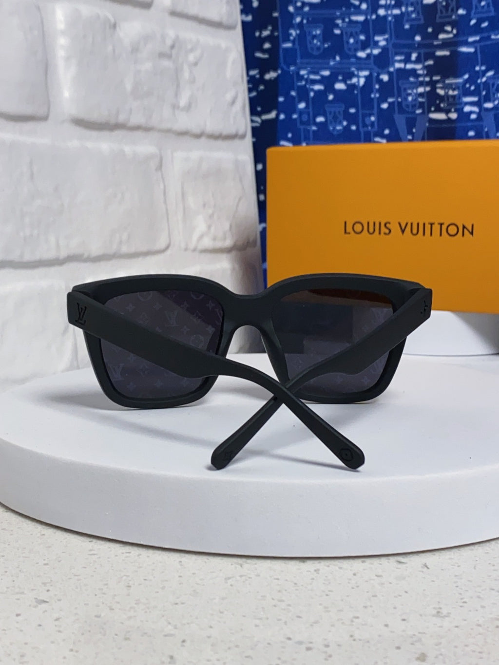 Louis Vuitton Square Gray Lens Sunglasses for Men & Women - 493047 - detail image 3