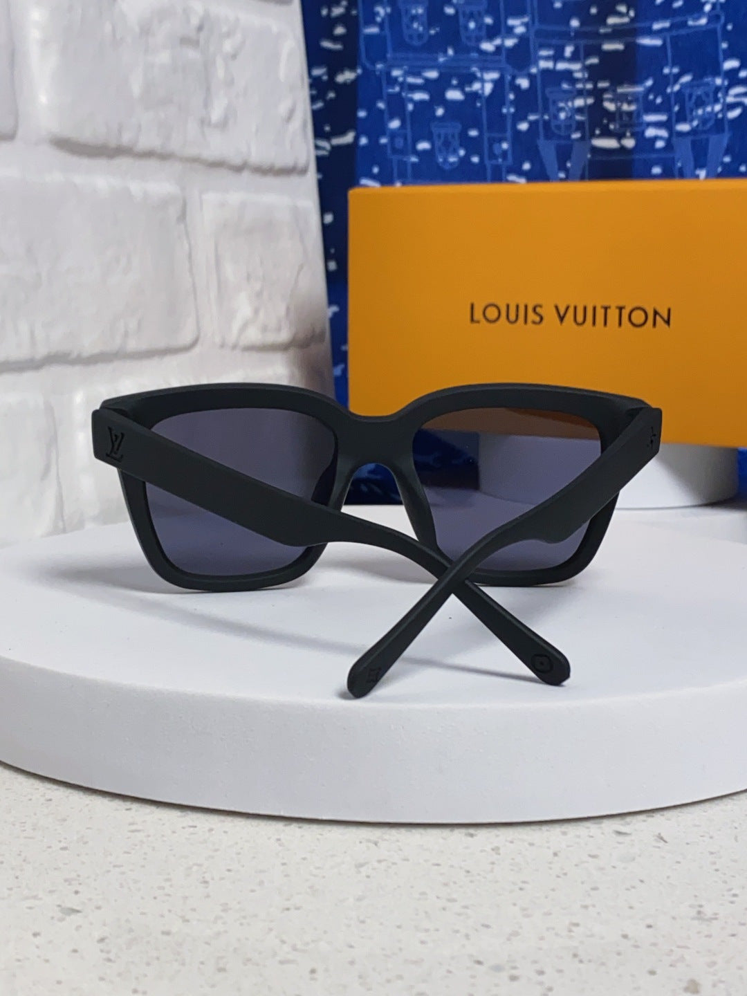 Louis Vuitton Square Gray Lens Sunglasses for Men & Women - 493048 - detail image 3