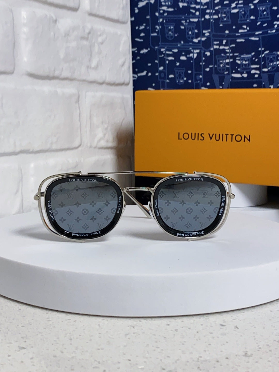 Louis Vuitton Round Gray Lens Sunglasses for Men & Women - detail image 2