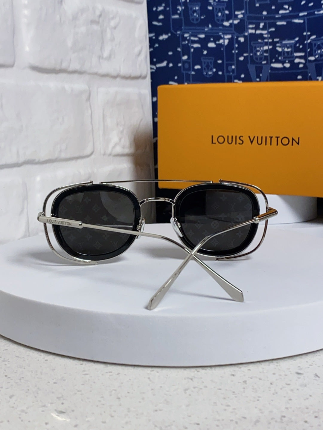 Louis Vuitton Round Gray Lens Sunglasses for Men & Women - detail image 3