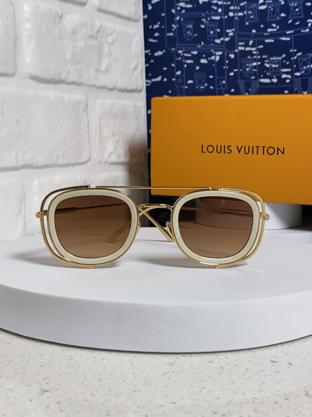 Louis Vuitton Round Brown Lens Sunglasses for Men & Women - detail image 2
