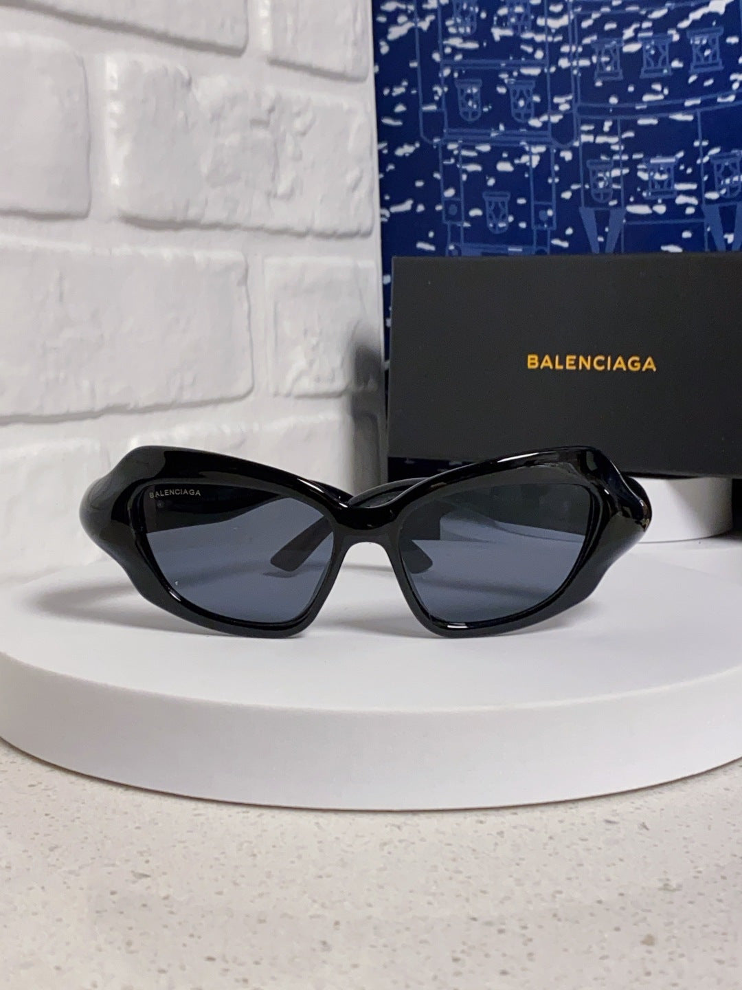 Balenciaga Oversized Brown Lens Sunglasses for Women - detail image 3