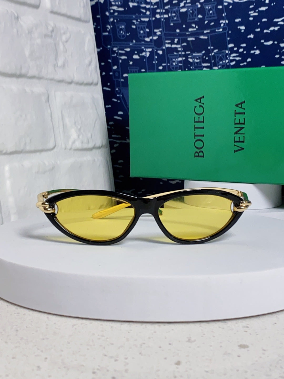 Bottega Veneta BV1390 Cat-Eye Yellow Lens Sunglasses for Women - detail image 2