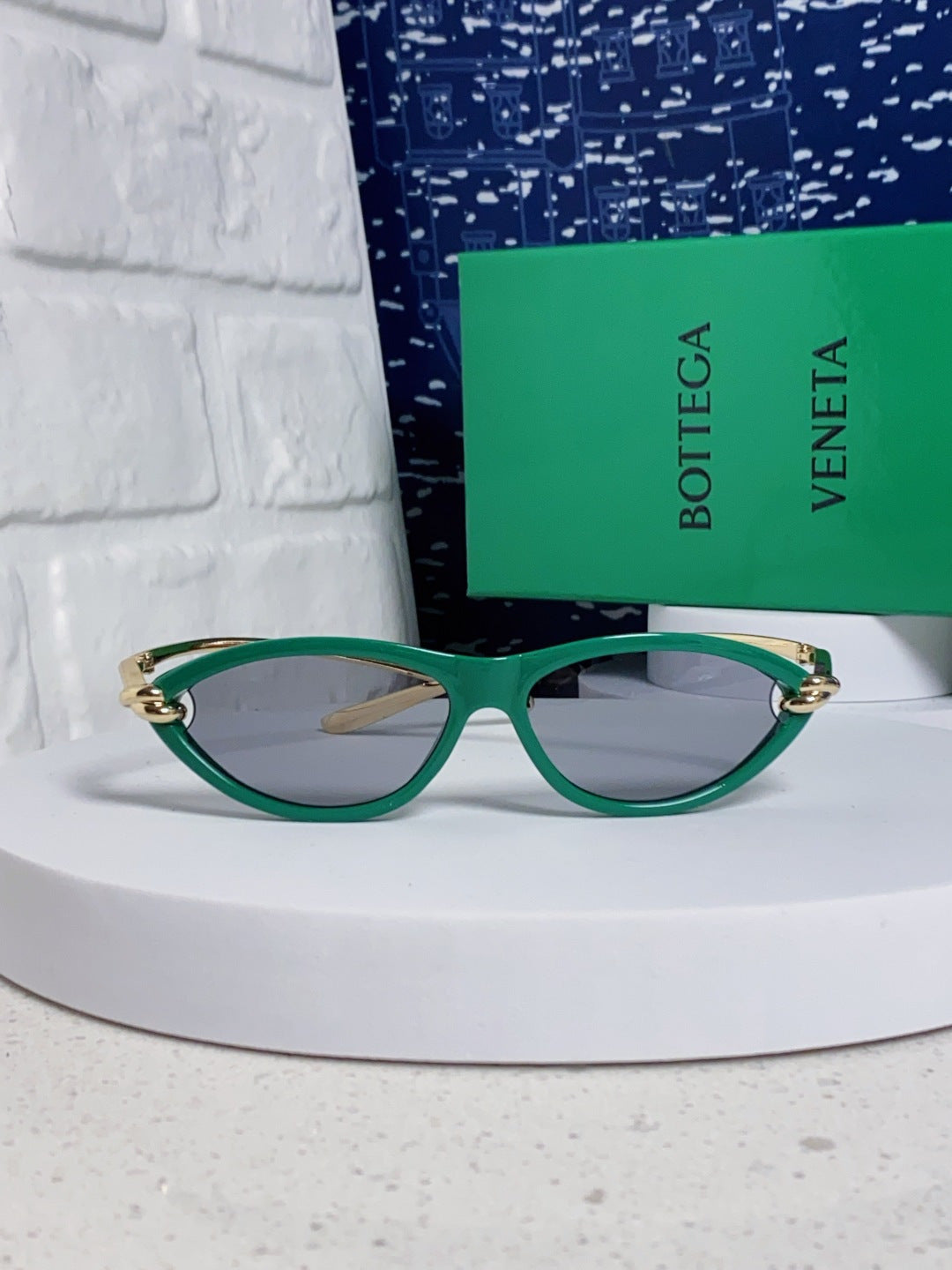 Bottega Veneta BV1390 Cat-Eye Green Lens Sunglasses for Women - detail image 2