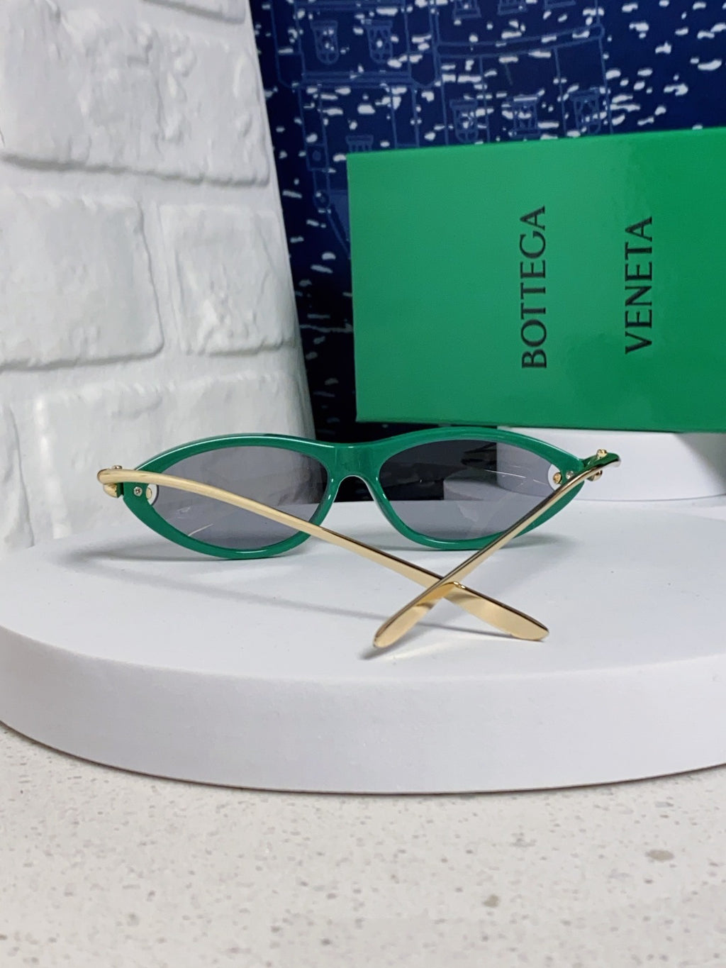 Bottega Veneta BV1390 Cat-Eye Green Lens Sunglasses for Women - detail image 3