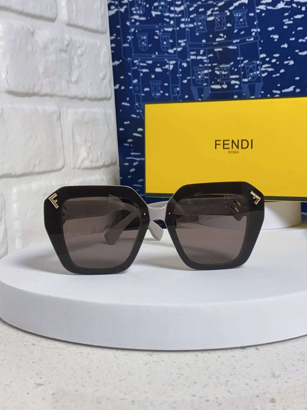 Fendi Cat-Eye Gray Lens Sunglasses for Men & Women - detail image 2