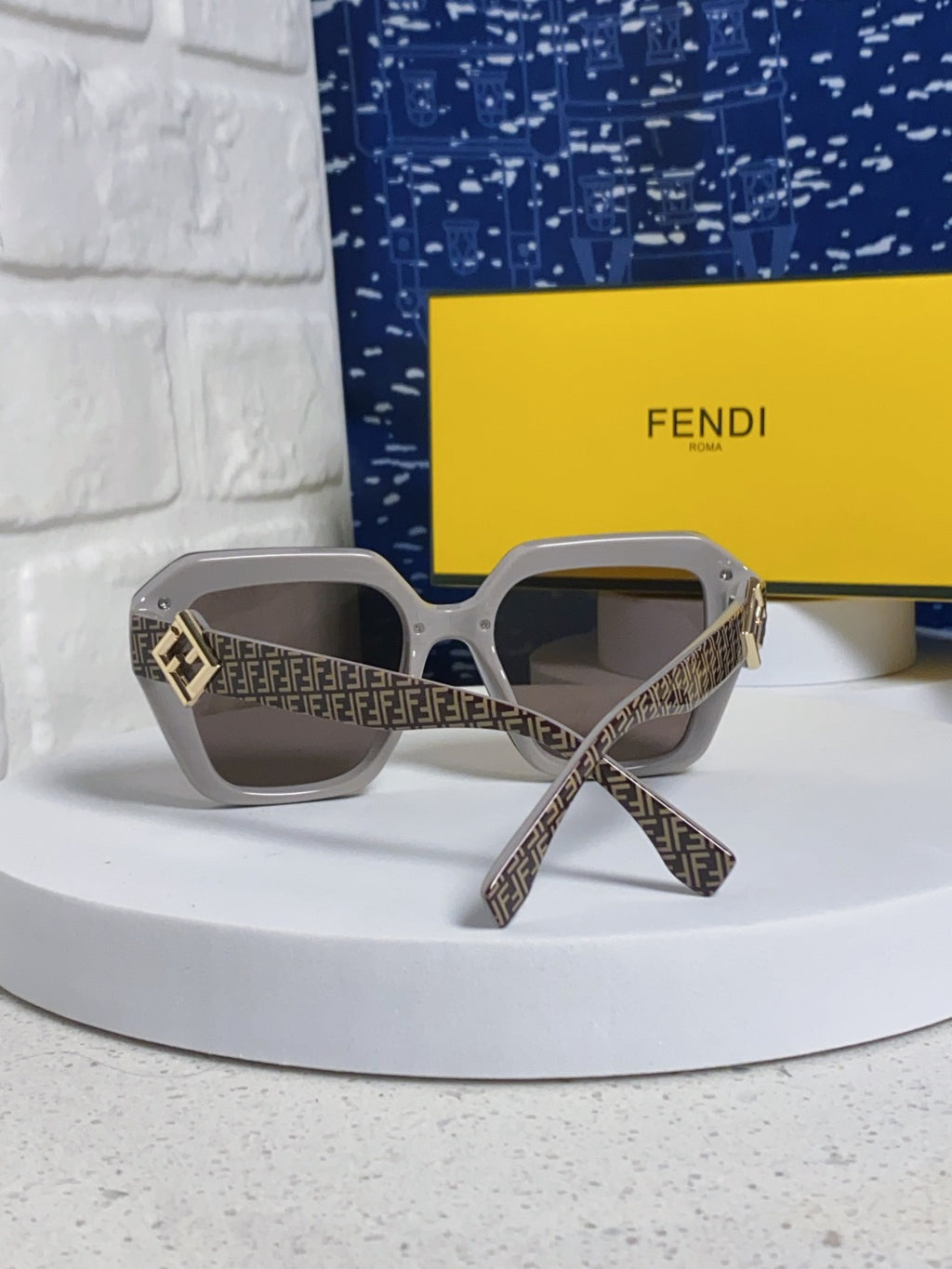 Fendi Cat-Eye Gray Lens Sunglasses for Men & Women - detail image 3
