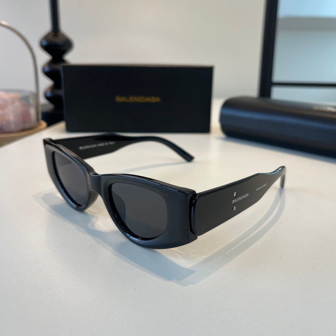 Balenciaga Rectangular Black Lens Sunglasses for Men & Women - 416136 - detail image 3