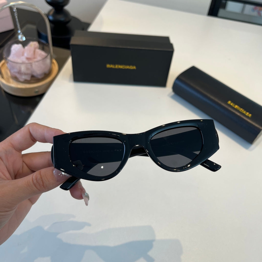 Balenciaga Rectangular Black Lens Sunglasses for Men & Women - 487536 - detail image 4